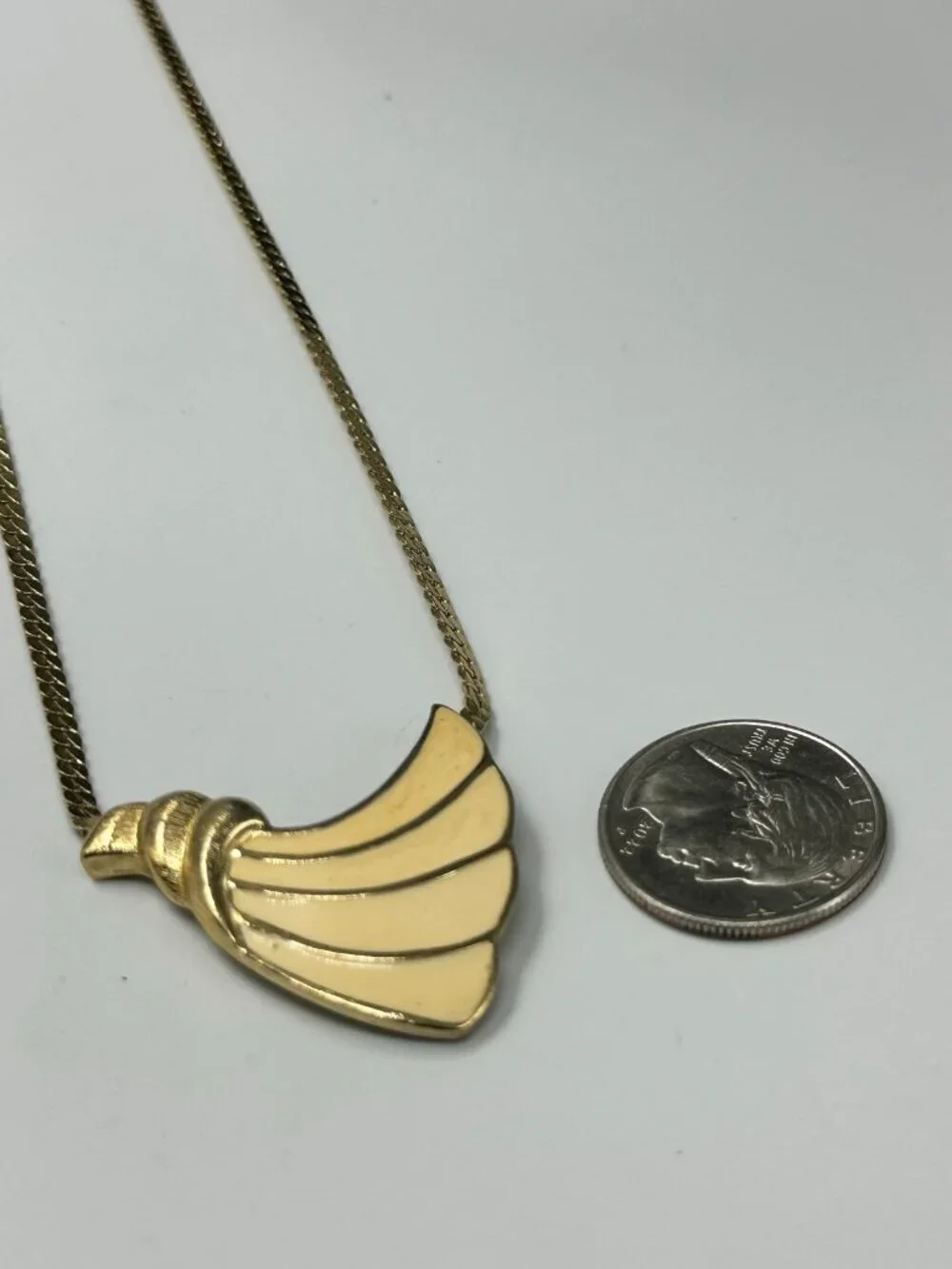 Vintage Trifari Necklace Gold Tone Beige Enamel Sea Shell Pendant Flat Chain